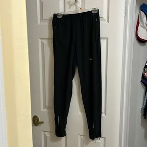 Nike running rights. Two side pockets plus one on the hip.